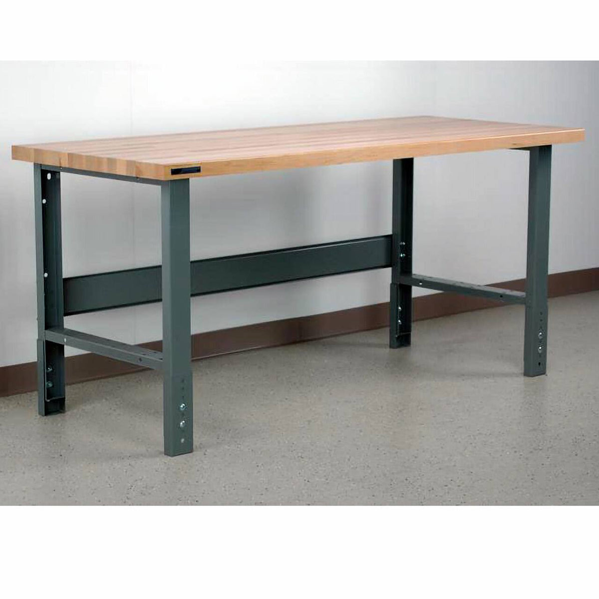 Adjustable Height Workbench Q496063